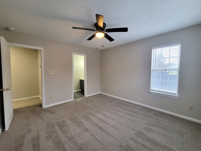 Building Photo - Large 2 Story Near The Airport and I-485