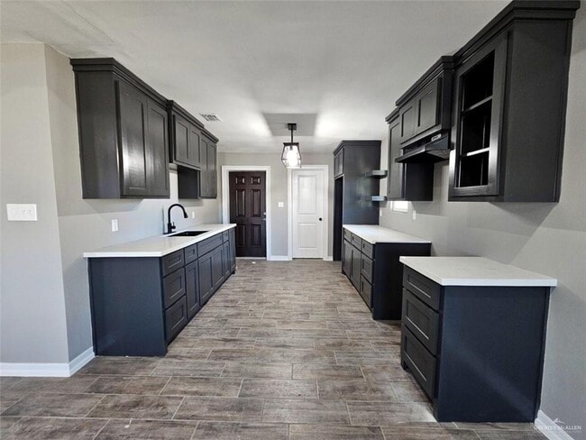 Building Photo - 18 S Raul Longoria Rd