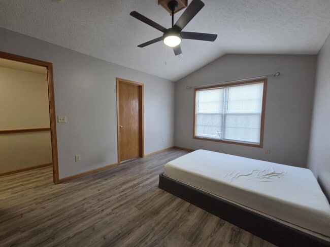 Building Photo - Spacious Town House for Rent