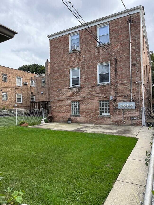 Building Photo - 2718 W Balmoral Ave