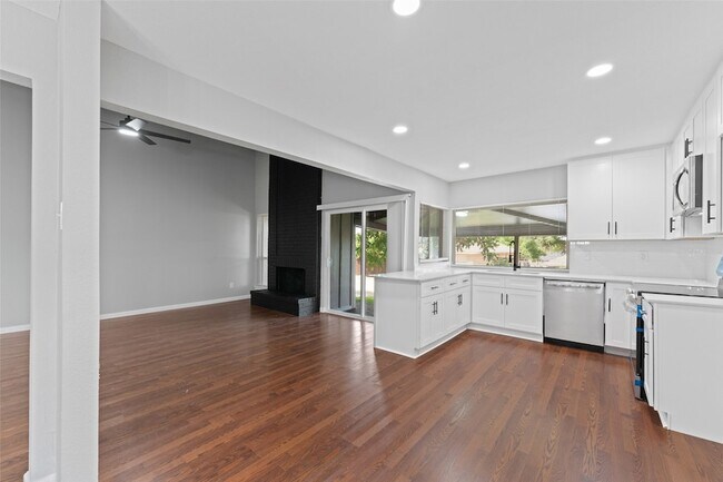 Building Photo - 1137 Via Balboa