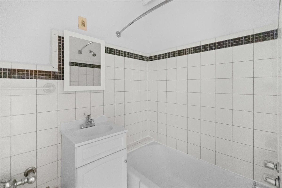 Building Photo - 1800 W Farwell Ave