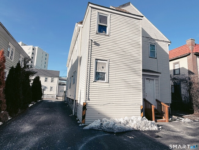 Building Photo - 2 Washington Ct