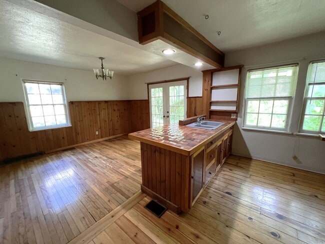 Building Photo - Cozy 2 bedroom Home on Muscatine Ave in Iowa City