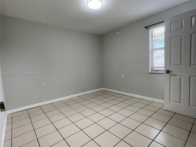Building Photo - 325 SW 14th Ct