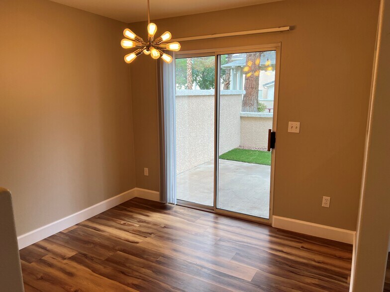 Building Photo - 910 Elegant Coral Ave