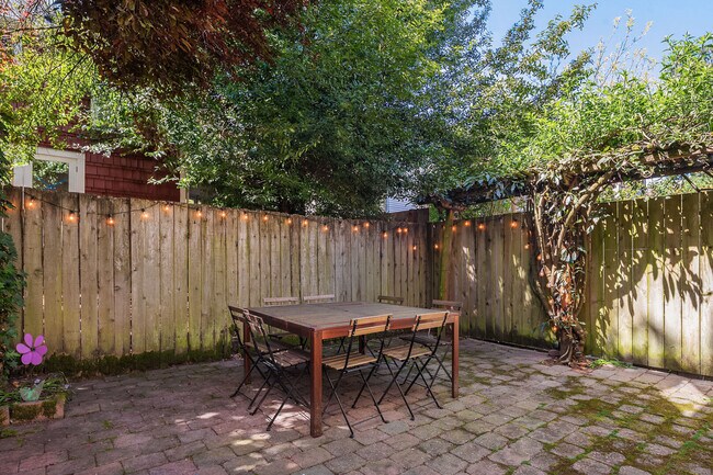 Building Photo - 315 Coryell Ct E