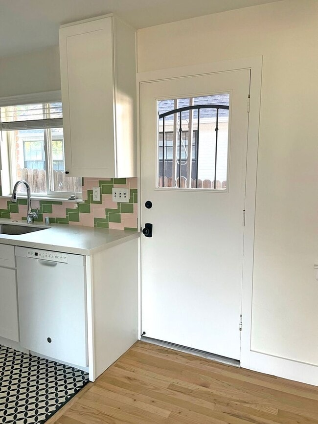 Building Photo - Remolded Mid-Town / South-West location wi...