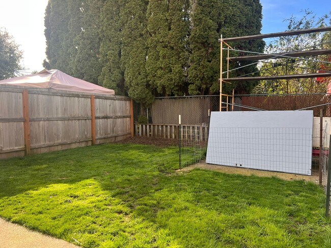 Building Photo - 1BD/1.5BA APT W/ GARAGE&YARD