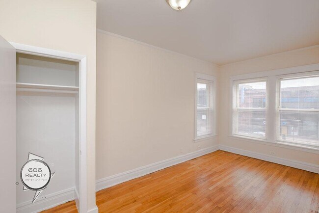 Building Photo - Marquette Park 2 Bed w/Hardwood Floors & Central heat