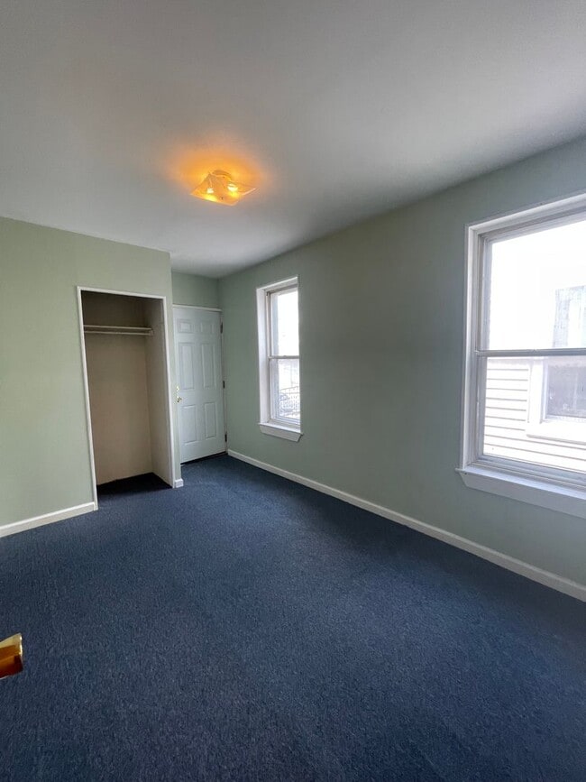 Building Photo - 4 Bedroom Single family Home