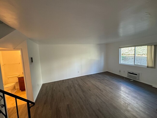 Building Photo - Spacious 2 Bedroom, 1.5 Bath Two-Story Tow...