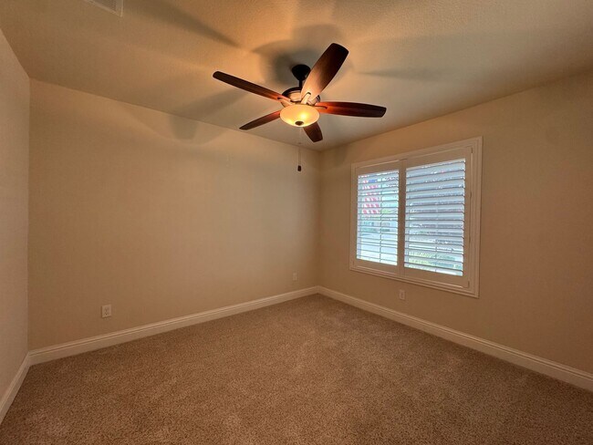 Building Photo - 493 Crescent Ln