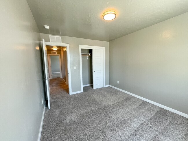 Building Photo - 2592 E Blackstone Dr
