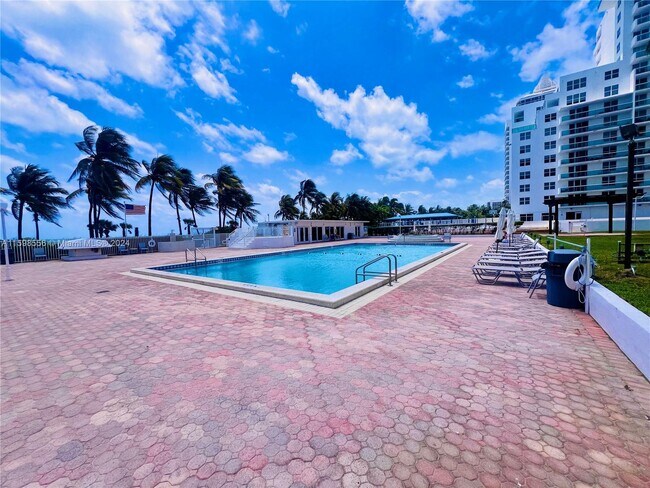 Building Photo - 5005 Collins Ave