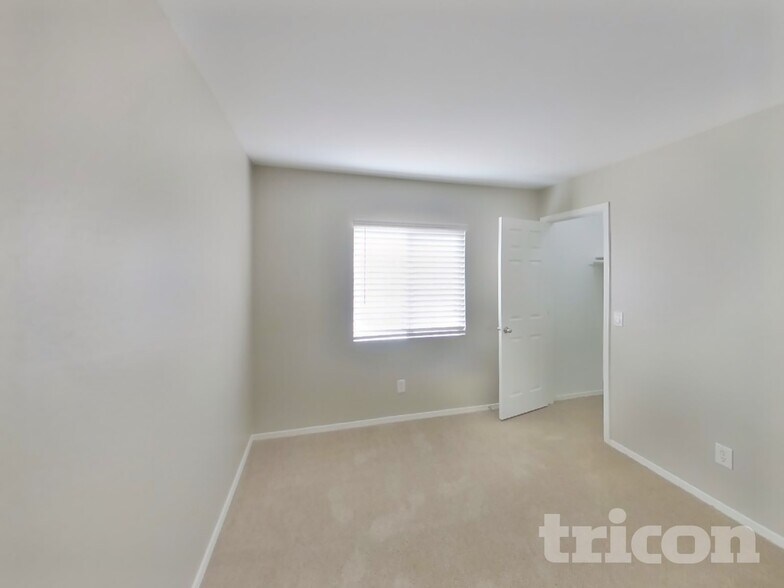 Building Photo - 11229 W Devonshire Ave