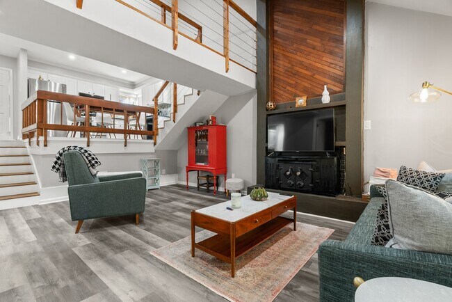 Building Photo - 2 or 3 Bedroom Renovated Mid-Town Charmer