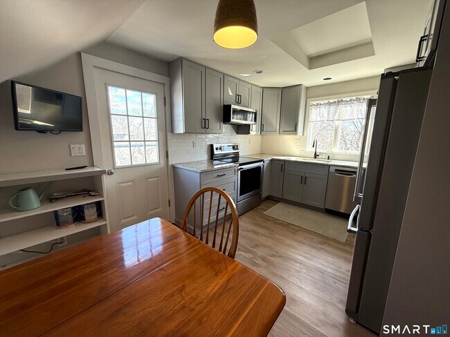 Building Photo - 3 Yost St