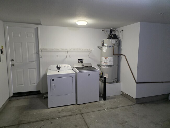 Building Photo - 16934 Laurel Hill Ln