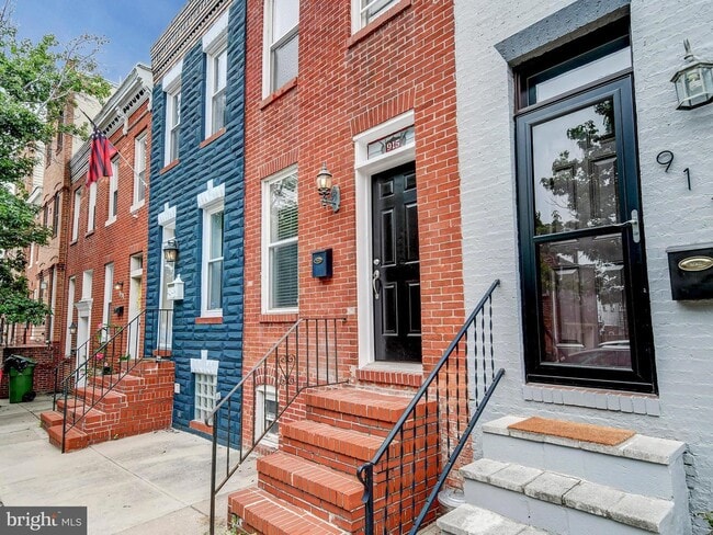 Building Photo - 915 Baylis St