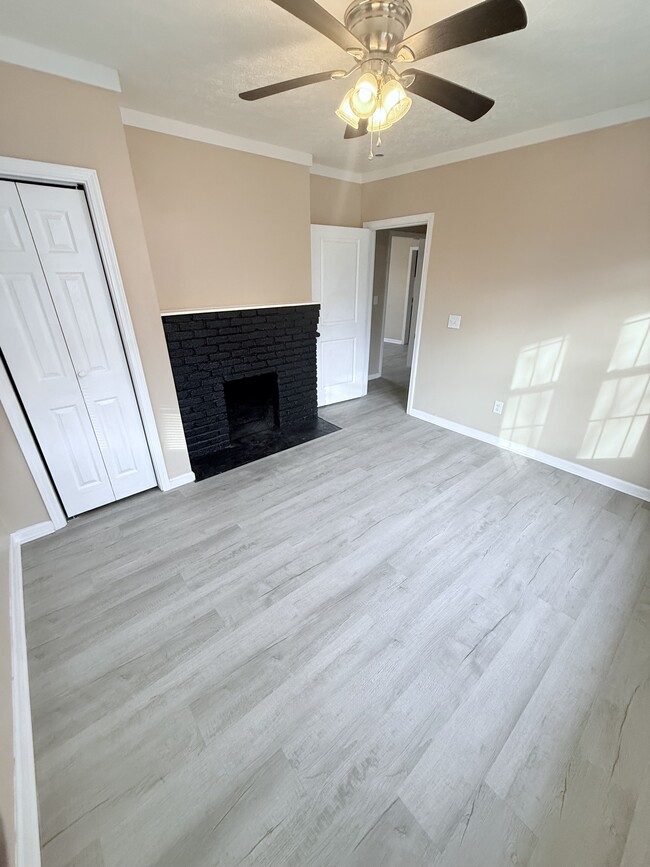 Building Photo - 1831 Moore Ave