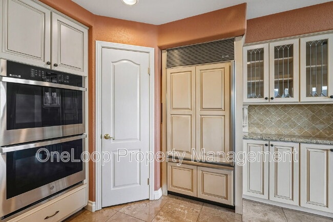 Building Photo - 493 Summerhill View