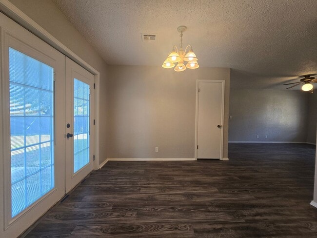 Building Photo - 3 Bedroom 2 Bath home in Shawnee!