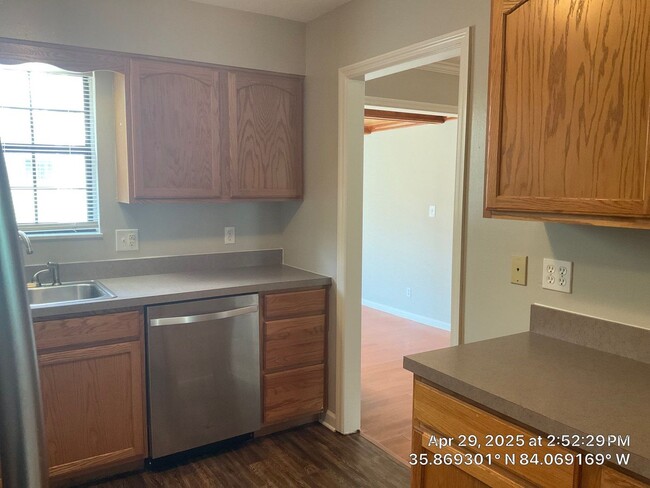 Building Photo - 3 Bedroom / 2.5 Bath House Available Now