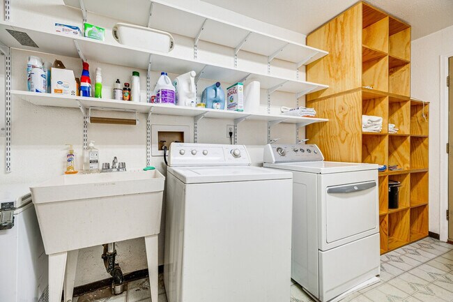 Building Photo - 320 E Gunnison Ave