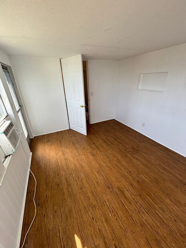 Building Photo - 2 bedroom 2 bath