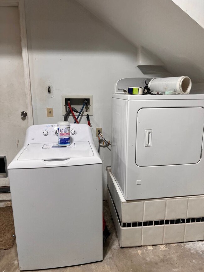 Building Photo - Beautiful 3 bedroom/2bath with spacious deck and backyard