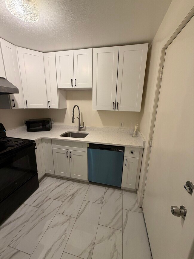 Building Photo - 4 Brook Rd