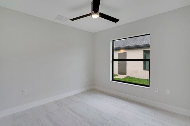 Building Photo - 2023 Duplex All tiled - 3 Bedroom Plus Den/2 Bath & 2 car Garage