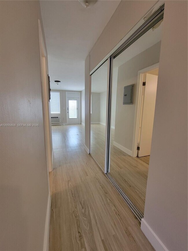 Building Photo - 441 Collins Ave