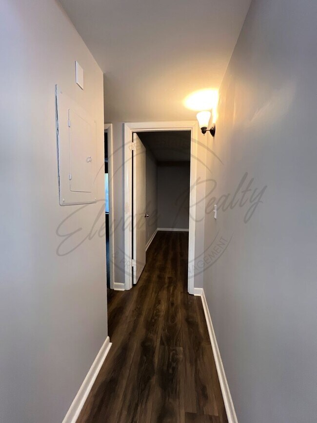 Building Photo - Bright and Airy Second-Floor Apartment wit...