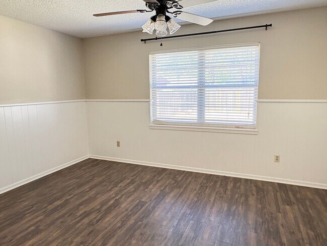 Building Photo - 4 Bed 2 Bath Remodeled Home in Miller Elementary Zone with Solar Panels