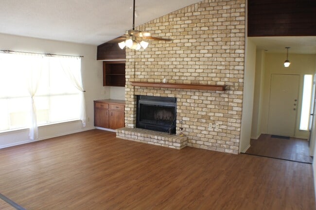 Building Photo - Gorgeous garden style home in San Antonio. Realtor Commission: $300