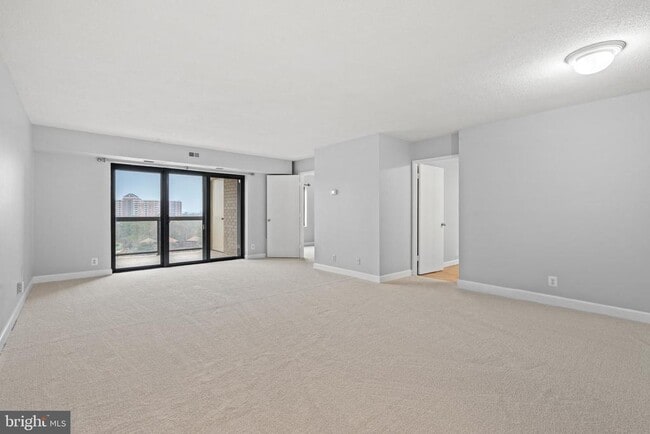 Building Photo - 307 Yoakum Pkwy