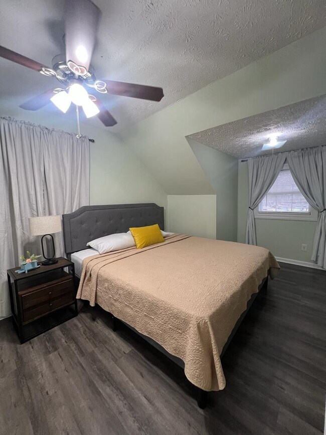 Building Photo - 1219 Forest Dr