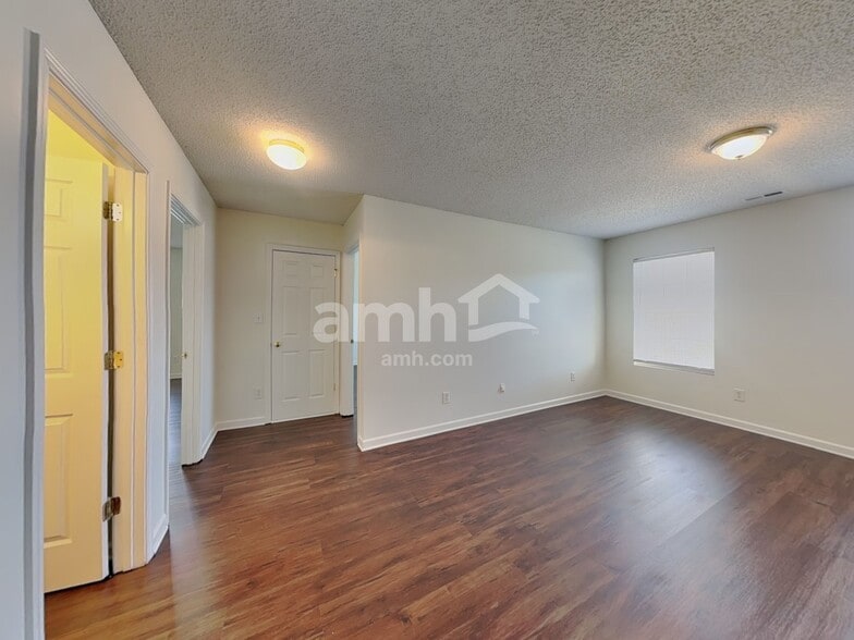 Building Photo - 2521 Highland Park Dr