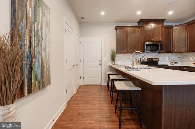 Building Photo - 43792 Middleway Ter