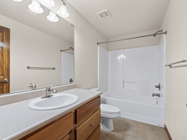 Building Photo - Exceptionally Spacious in the Pointe!