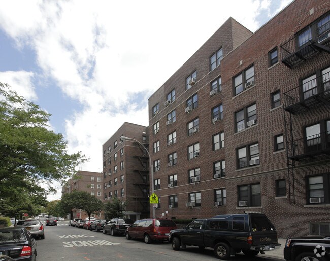 Building Photo - 43-07 39th Pl