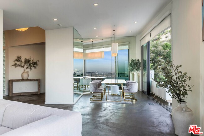 Building Photo - 8634 Franklin Ave