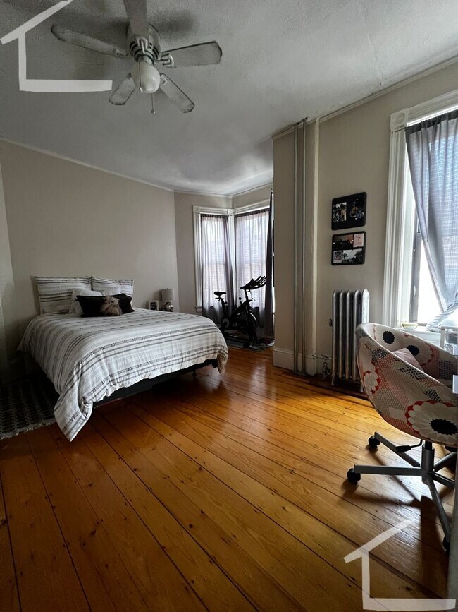 Building Photo - Large 3 Bedrooms on Washington Sq, In-Unit...