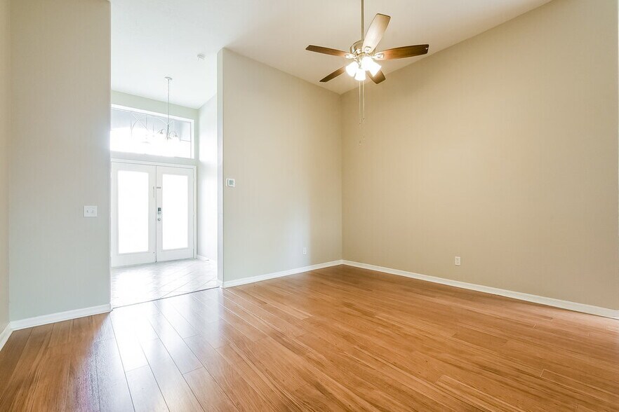 Building Photo - 3600 Meadow Green Dr