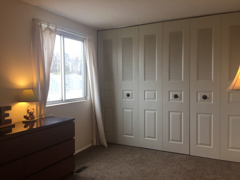 2nd bedroom - 6206 Patrick Henry Dr