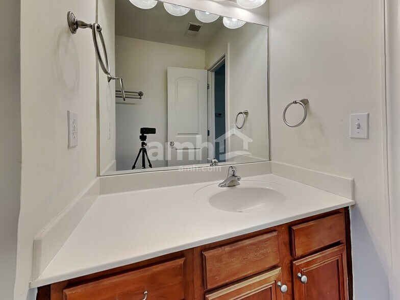 Building Photo - 2 Stone Gate Ct