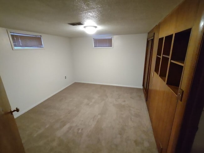 Building Photo - ALL PROSPECTIVE TENANTS MUST SUBMIT A $58 ...