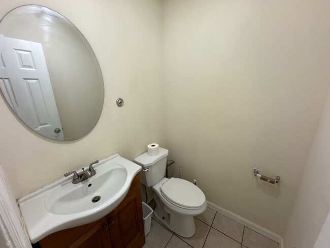 Building Photo - 3 bedrooms, 2.5 bathrooms